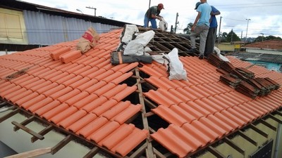 Conserto de telhados na Vila das Mercês